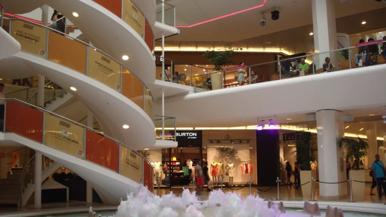 Galerie marchande d'un centre commercial français