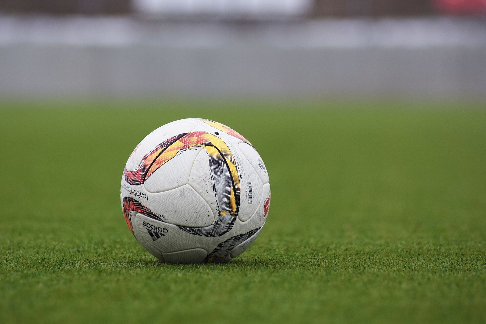 Ballon de football sur la pelouse